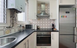 Een koelkast, een microgolfoven, een oven