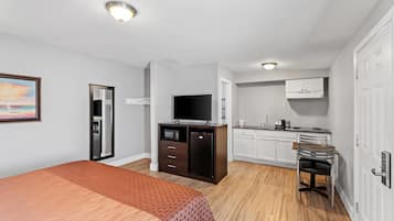 Kamar, 1 Tempat Tidur King, Bebas Asap Rokok (Efficiency) | Didekorasi berbeda-beda dan dilengkapi dengan perabotan berbeda-beda