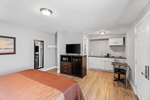 Room, 1 King Bed, Non Smoking (Efficiency) | Individually decorated, individually furnished, laptop workspace - Rodeway Inn Kingsland - Lake LBJ (Kingsland)