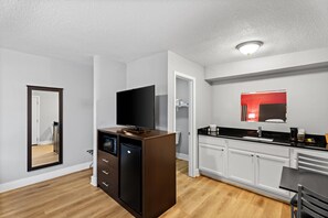 Individually decorated, individually furnished, laptop workspace - Rodeway Inn Kingsland - Lake LBJ (Kingsland)