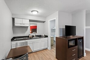 Room, 2 Queen Beds, Non Smoking (Efficiency) | Individually decorated, individually furnished, laptop workspace - Rodeway Inn Kingsland - Lake LBJ (Kingsland)