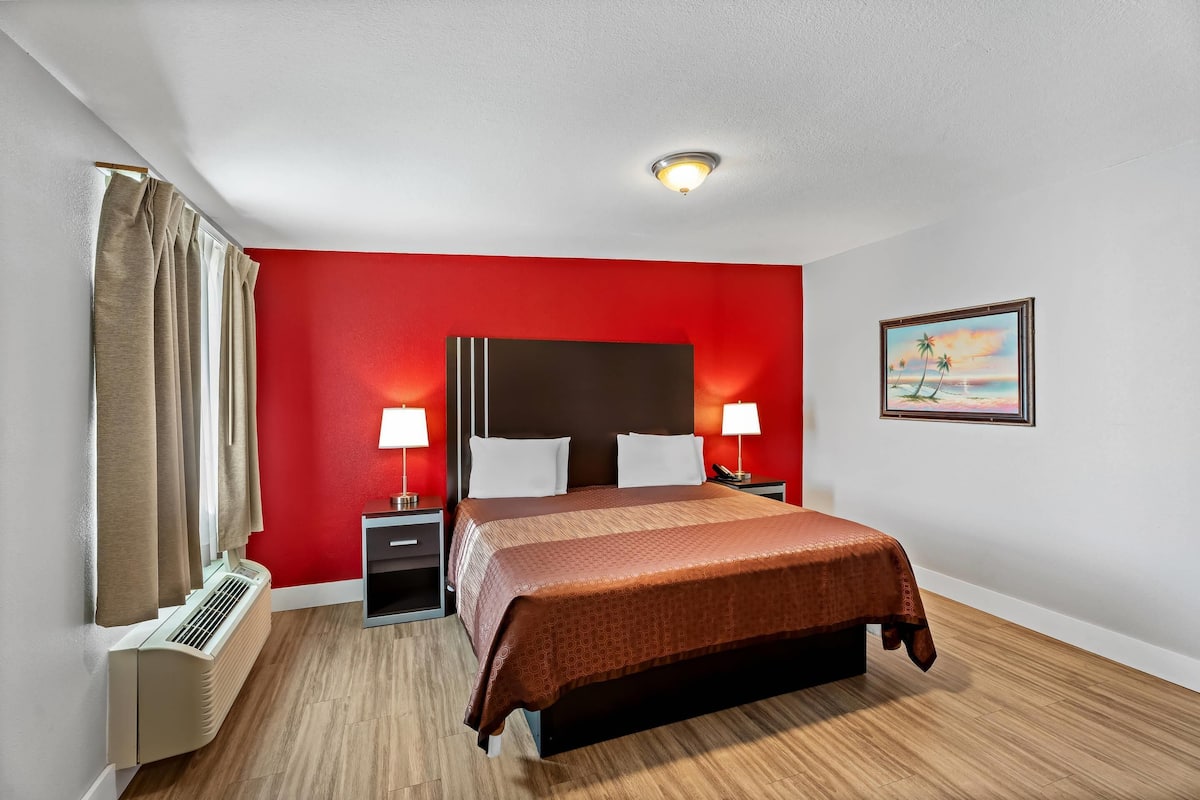 Laptop workspace, blackout drapes, WiFi (free), individually decorated