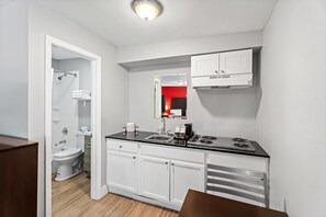 Room, 1 King Bed, Non Smoking (Efficiency) | Individually decorated, individually furnished, laptop workspace - Rodeway Inn Kingsland - Lake LBJ (Kingsland)