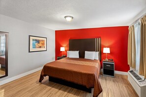 Laptop workspace, blackout curtains, free WiFi, individually decorated - Rodeway Inn Kingsland - Lake LBJ (Kingsland)