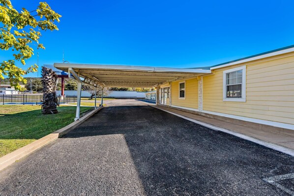Exterior - Rodeway Inn Kingsland - Lake LBJ (Kingsland)