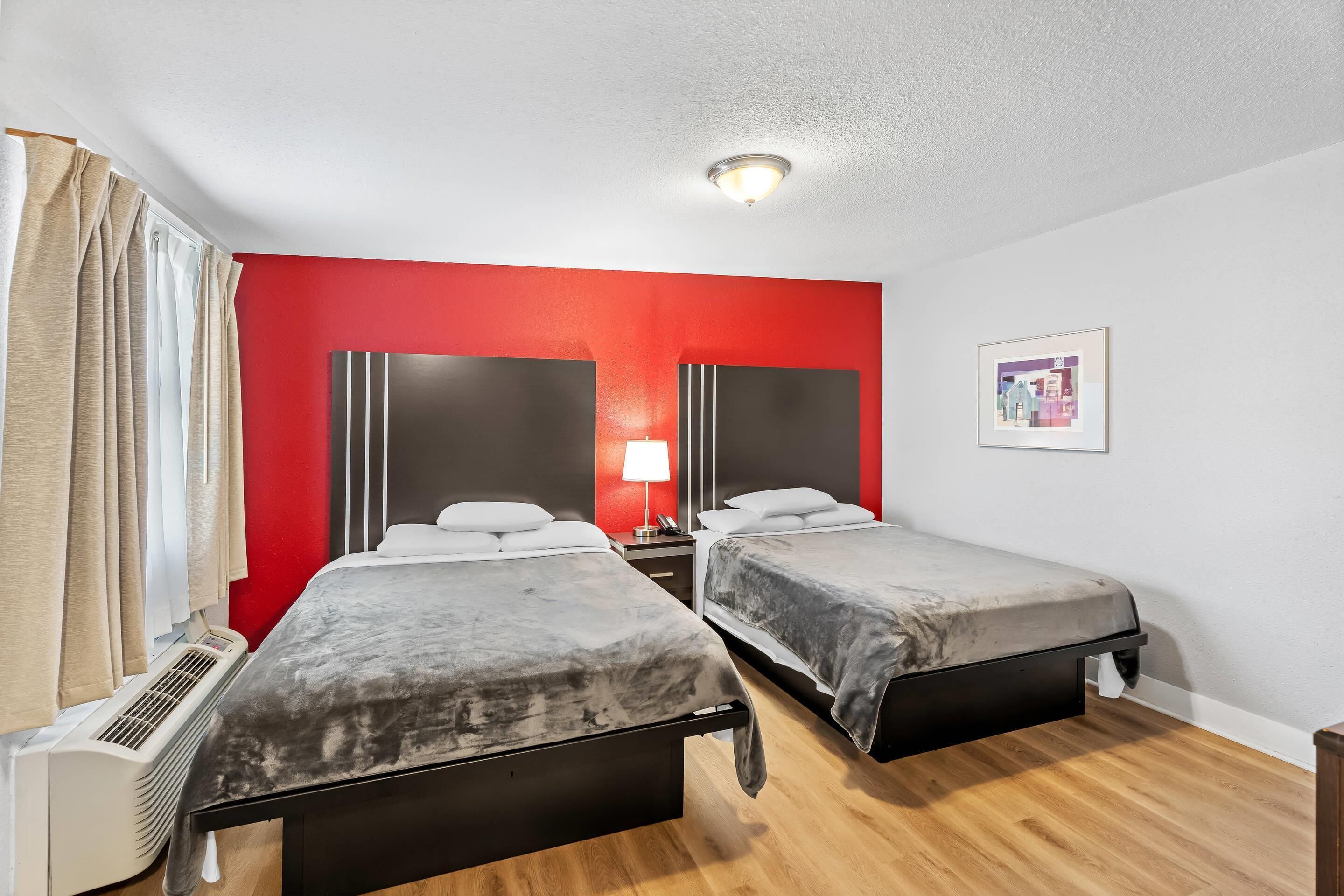 각각 다른 스타일의 인테리어, 각각 다르게 가구 비치, 노트북 작업 공간, 암막 커튼