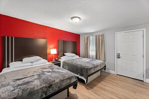 Habitación, 2 camas Queen size, para no fumadores (Efficiency) | Decoración personalizada y muebles diferentes 