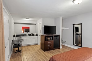 Individually decorated, individually furnished, laptop workspace - Rodeway Inn Kingsland - Lake LBJ (Kingsland)