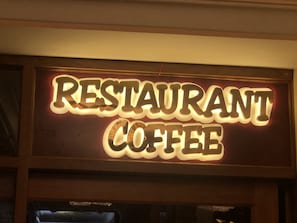 En skylt för en restaurang och ett kafé.
