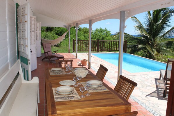 屋外ダイニングエリア