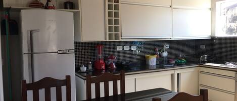 Oven, cookware/dishes/utensils