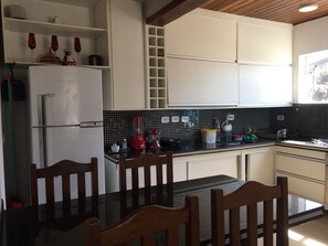 Oven, cookware/dishes/utensils - Air-conditioned house in every room (Estufa I)