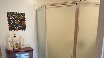 Regadera, secadora de cabello, toallas, jabón