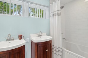 Combined shower/tub, jetted tub, towels, soap - Jetski, Fish and/or Relax in our Lake Sebring Lakehouse (Sebring)