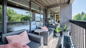 Terrace/patio - Downtown Waterfront Loft - Prime Location! (Kelowna)