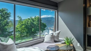 TV, fireplace - Downtown Waterfront Loft - Prime Location! (Kelowna)