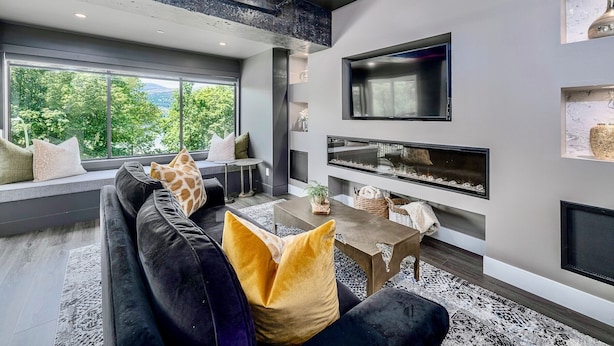 TV, fireplace - Downtown Waterfront Loft - Prime Location! (Kelowna)