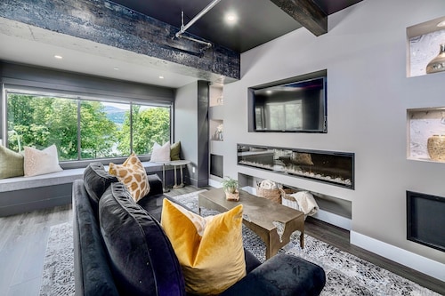 Downtown Waterfront Loft - Prime Location!