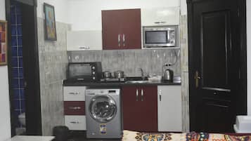 Refrigerador, microondas, lavavajillas y tetera eléctrica