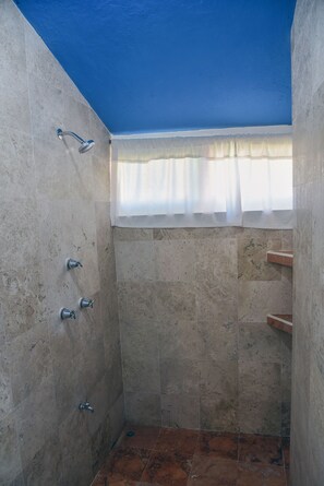 Shower, hair dryer, towels, soap - Casa Luna amazing Ocean Front House in Akumal Riviera Maya Mexico (Akumal)