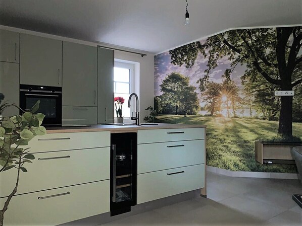 Geschirrspüler, Wasserkocher mit Kaffee-/Teezubehör, Toaster