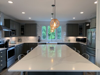 A estrenar Hermosa propiedad de alta gama Vistas al agua Corta caminata a la playa Capacidad para 20+