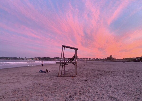 Beach nearby, sun loungers, beach towels