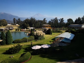 Una piscina cubierta (de 08:00 a 20:00), tumbonas