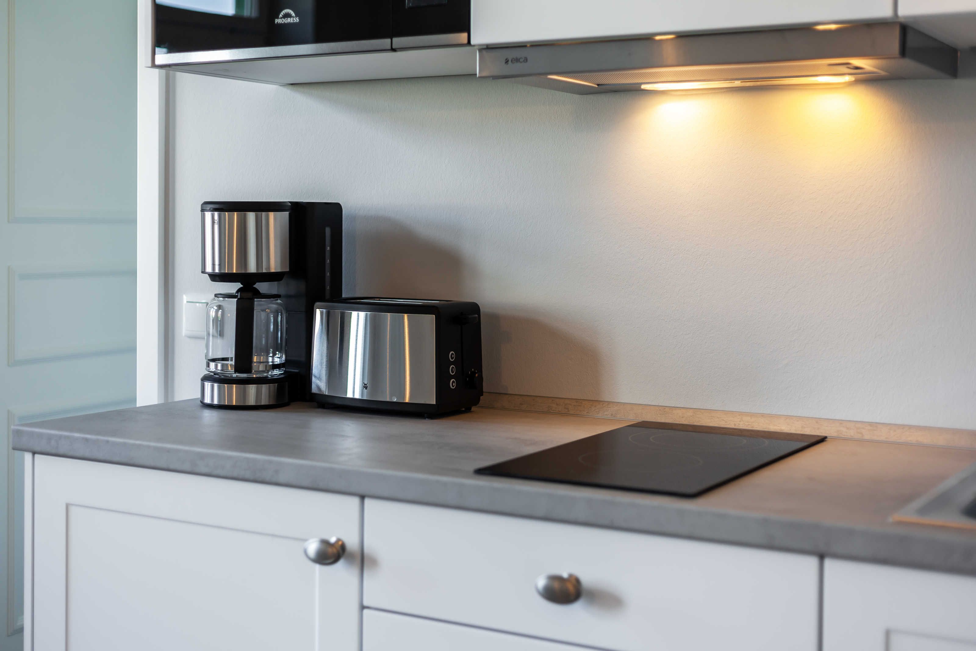 Kühlschrank, Mikrowelle, Ofen, Geschirrspüler