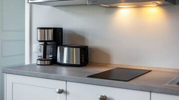 Kühlschrank, Mikrowelle, Ofen, Geschirrspüler