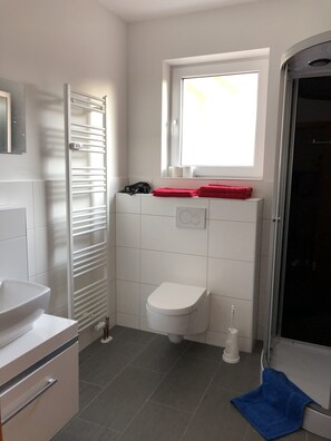Apartment (Beatles) | Bathroom | Shower, hair dryer, towels, soap - Ferienwohnungen Popp (Clausen)