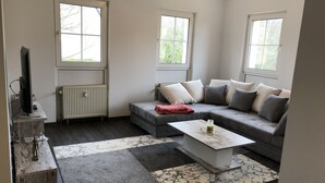 Leilighet (Rolling Stones) | Oppholdsrom | En 50-tommers smart-TV med Parabol-TV samt TV