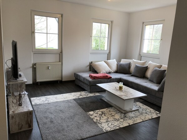 Apartment (Rolling Stones) | Living room | 50-inch Smart TV with satellite channels, TV - Ferienwohnungen Popp (Clausen)