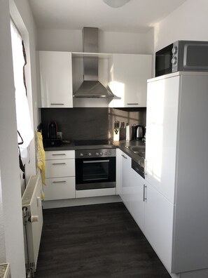 Apartment (Beatles) | Private kitchenette | Full-sized fridge, oven, stovetop, dishwasher - Ferienwohnungen Popp (Clausen)