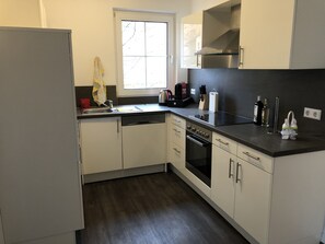 Huoneisto (Rolling Stones) | Yksityinen keittiö | Täysikokoinen jääkaappi, uuni, liesi, astianpesukone