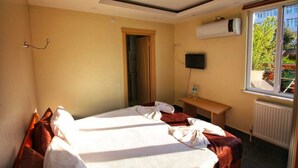 Double Room with Garden View | أغطية فراش متميزة وميني بار ومكتب ومساحة عمل للكمبيوتر المحمول
