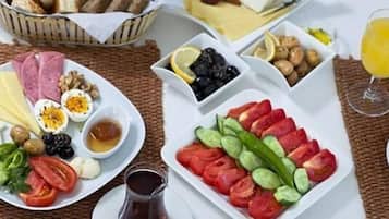 Se sirven desayunos, comidas, cenas y cocina turca
