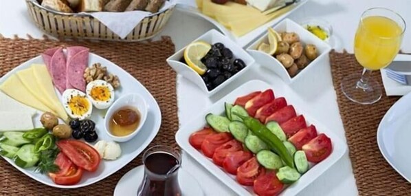 يتم تقديم الإفطار والغداء والعشاء 