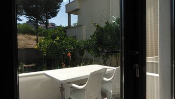 Deluxe Room, Terrace, Garden View | Balcony