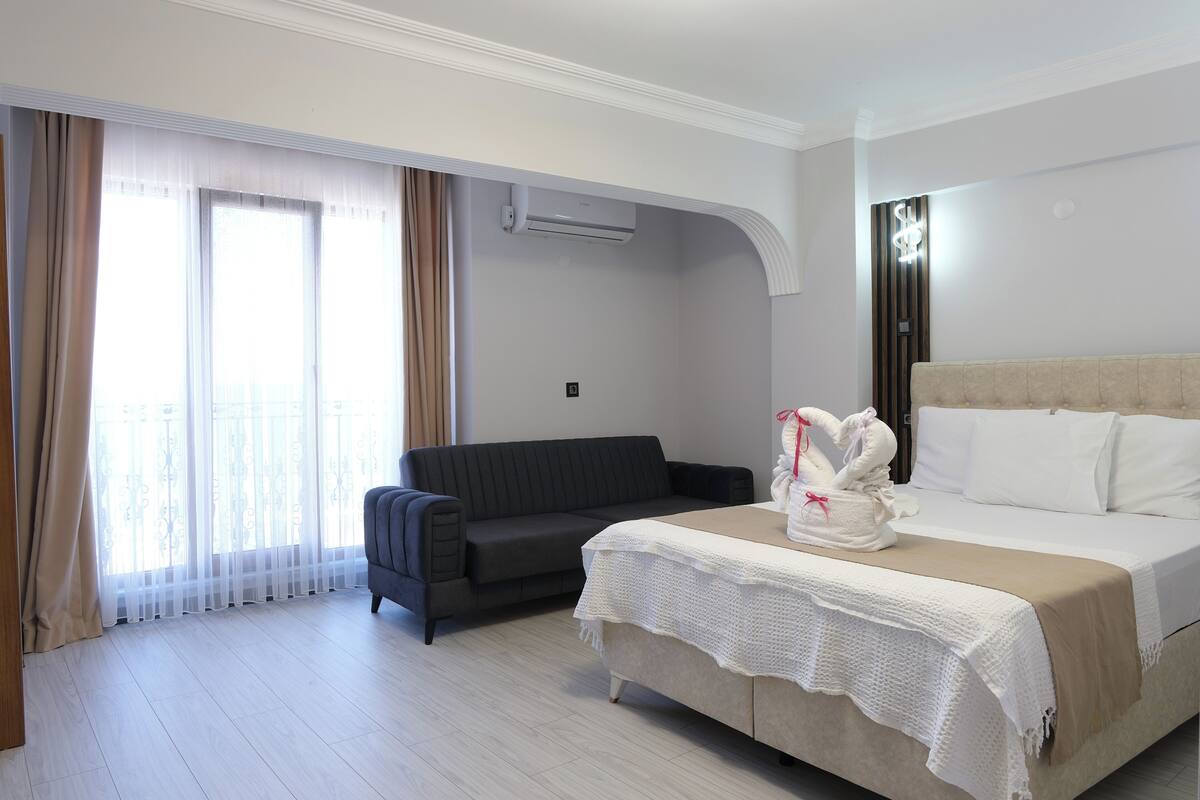 Chambre Deluxe, 1 grand lit et 1 canapé-lit, climatisation, vue mer