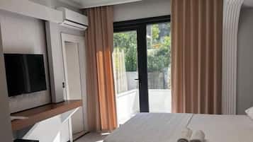 Habitación Deluxe, Terraza, vista al jardín | Ropa de cama de alta calidad, minibar y escritorio