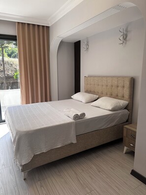 Double Room with Garden View | 高級寝具、ミニバー、客室ごとに異なる装飾、客室ごとに異なるインテリア
