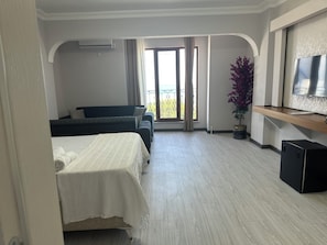 Family Quadruple Room, Sea View, Sea Facing | Premium bedding, minibar, individually decorated, individually furnished - Kilic Motel (Arnavutköy)
