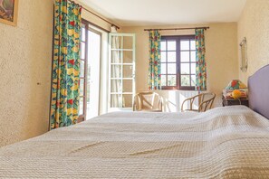 3 chambres, fer et planche à repasser, Wi-Fi gratuit, draps fournis