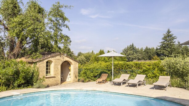 A swimming pool with lounge chairs and a small building with a window. - Les Oliviers - Great value for money! (Saint-Maximin)