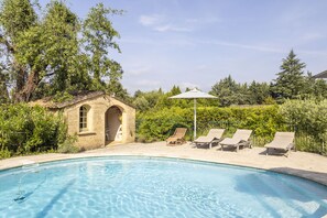 A swimming pool with lounge chairs and a small building with a window. - Les Oliviers - Great value for money! (Saint-Maximin)