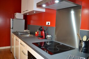 Refrigerador, microondas, horno, placa de cocina