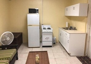 Departamento | Cocina privada | Refrigerador con congelador, microondas y parrilla de estufa