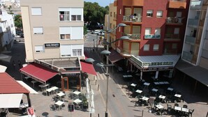Een plein met terras, een restaurant en een gebouw met een bordje waarop staat 