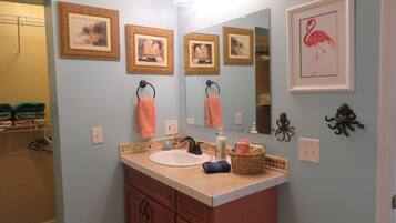 Toalhas de banho, sabonete, shampoo, papel higiênico